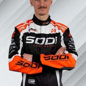 K&ouml;nnte beinhalten: Ein Set aus drei Keramikbechern mit gesprenkelter, matter Oberfl&auml;che. Die Becher sind in den Farbt&ouml;nen Creme, Hellgrau und Dunkelgrau gehalten. Jeder Becher hat ein schlichtes, minimalistisches Design, ideal f&uuml;r Kaffee oder Tee.