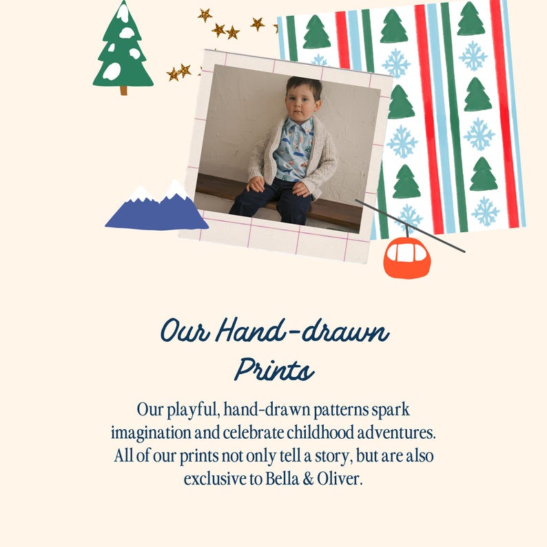 Pode incluir: Imagem promocional com o texto "Our Hand-drawn Prints". Apresenta uma foto emoldurada de uma crian&ccedil;a, juntamente com ilustra&ccedil;&otilde;es de uma &aacute;rvore de Natal, montanhas, estrelas e um telef&eacute;rico. A imagem tem um fundo creme.