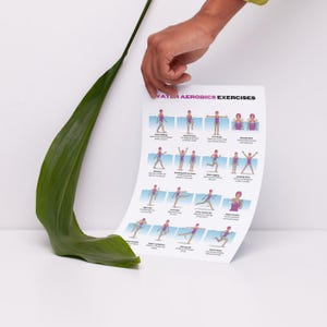 K&ouml;nnte beinhalten: Ein wei&szlig;es Poster mit dem Text &bdquo;WATER AEROBICS EXERCISES&ldquo; und Illustrationen verschiedener Wassergymnastik&uuml;bungen. Eine Hand h&auml;lt das Poster, im Vordergrund ein gro&szlig;es gr&uuml;nes Blatt.
