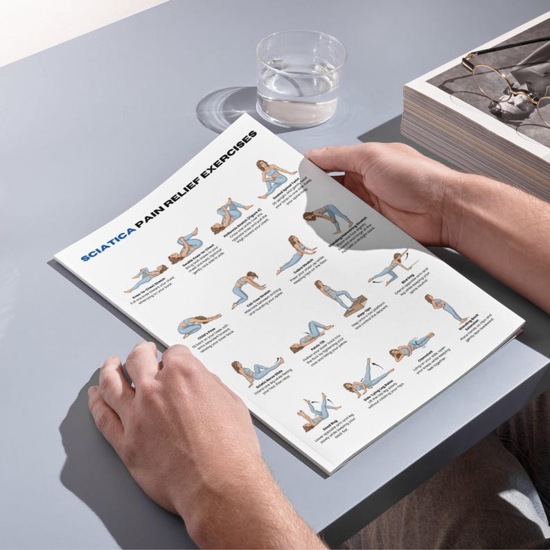 K&ouml;nnte beinhalten: Eine Person h&auml;lt einen gedruckten Ratgeber mit dem Titel &bdquo;Sciatica Pain Relief Exercises&ldquo;. Der Ratgeber enth&auml;lt Illustrationen verschiedener Dehn&uuml;bungen und &Uuml;bungen. Die Person h&auml;lt den Ratgeber &uuml;ber einer grauen Oberfl&auml;che, mit einem Glas Wasser und einer Box im Hintergrund.