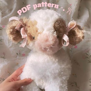 Patrón PDF para tejer a crochet una vaca esponjosa de pie / Peluche de vaca.