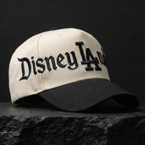 Gorra DisneyLAnd LA de 5 paneles con cierre a presión en crema/negro / Gorras DisneyLA / Gorra DLAnd Los Ángeles / Gorra curva ajustable bordada / OrosHats
