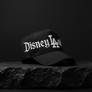 Czapka z daszkiem DisneyLAND LA 5 Panel Snapback w kolorze czarnym | Czapki DisneyLA | Czapka DLAnd Los Angeles | Haftowana regulowana czapka o zakrzywionym kształcie | OrosHats