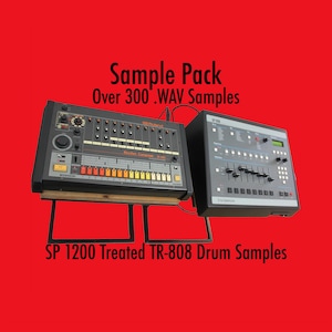 Puede incluir: Dos dispositivos vintage de producción de música electrónica sobre un fondo rojo. El texto dice "Sample Pack Over 300 .WAV Samples" y "SP 1200 Treated TR-808 Drum Samples". Los dispositivos son negros y grises con varios botones, perillas y controles deslizantes.