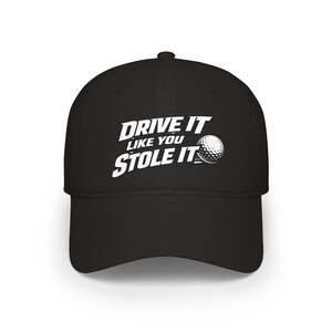 以下が含まれることがあります： 「DRIVE IT LIKE YOU STOLE IT」の白い文字とゴルフボールのグラフィックが入った黒い野球帽。カーブしたつばと構造的なフィット感があり、ゴルフ愛好家に適しています。