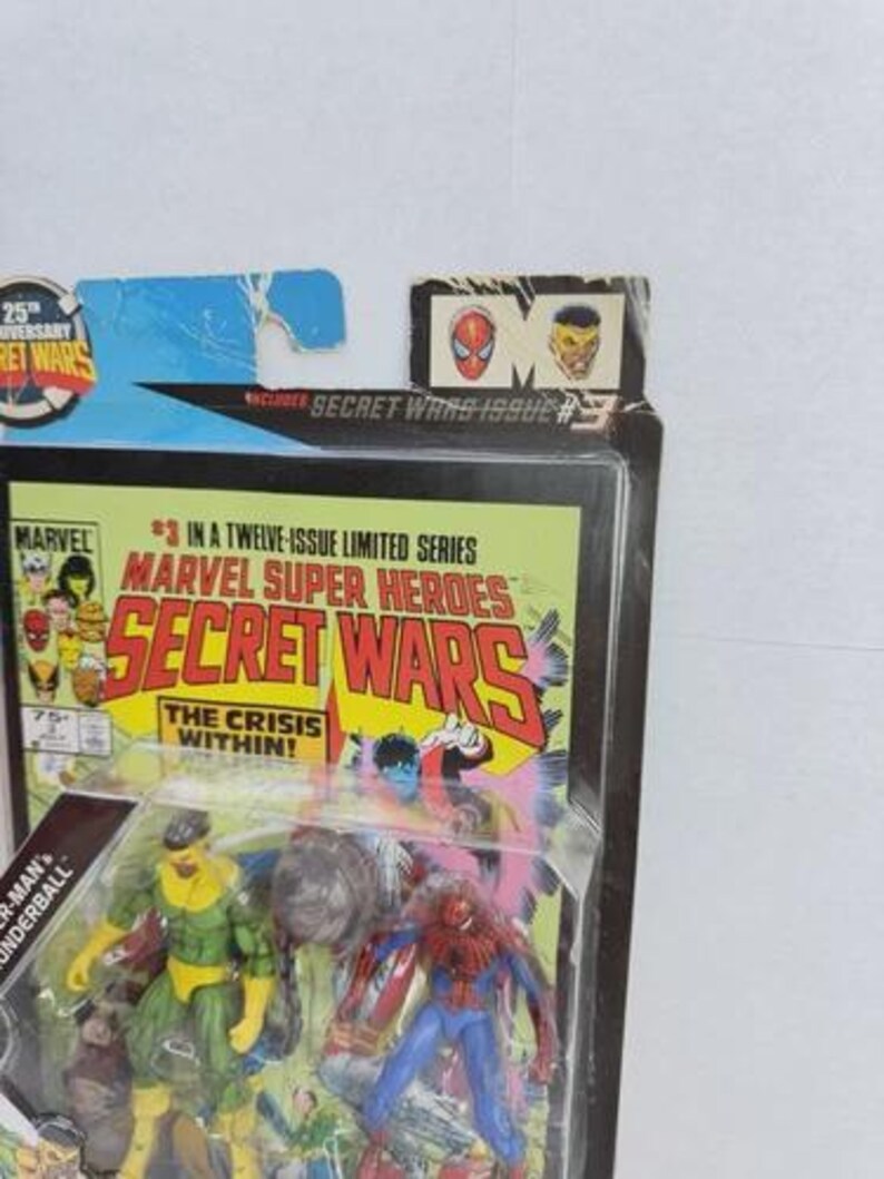 K&ouml;nnte beinhalten: Marvel Super Heroes Secret Wars Actionfiguren-Set. Die Verpackung enth&auml;lt ein Comic-Cover mit dem Text "Secret Wars" und "The Crisis Within!". Das Set enth&auml;lt Spider-Man und eine weitere Actionfigur. Die Verpackung enth&auml;lt auch den Text "25th Anniversary Secret Wars".