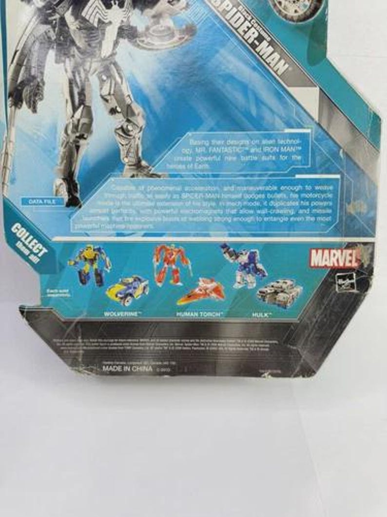 Puede incluir: Una figura de acci&oacute;n de Spider-Man de Marvel con un traje negro, con un fondo azul y blanco. El embalaje incluye texto sobre las habilidades del personaje y otros personajes de Marvel como Wolverine y Hulk.