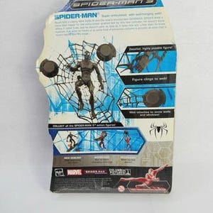 Peut inclure: Emballage de figurine Spider-Man 3. L'emballage bleu et blanc pr&eacute;sente une figurine de Spider-Man dans une toile d'araign&eacute;e. L'emballage comprend les logos Marvel et Columbia Pictures. La figurine est d&eacute;crite comme super articul&eacute;e avec une toile d'araign&eacute;e murale.