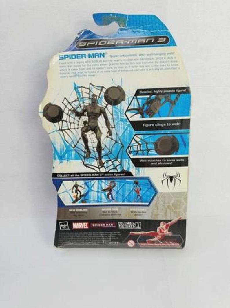 Peut inclure: Emballage de figurine Spider-Man 3. L'emballage bleu et blanc pr&eacute;sente une figurine de Spider-Man dans une toile d'araign&eacute;e. L'emballage comprend les logos Marvel et Columbia Pictures. La figurine est d&eacute;crite comme super articul&eacute;e avec une toile d'araign&eacute;e murale.