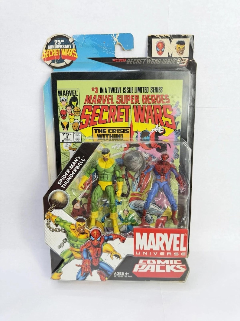 K&ouml;nnte beinhalten: Marvel Secret Wars Comic Packs Actionfiguren. Die Verpackung enth&auml;lt ein Comic-Cover mit dem Titel "Secret Wars" und dem Marvel-Logo. Die Figuren umfassen Spider-Man, Thunderball und andere Charaktere. Die Verpackung enth&auml;lt auch den Text "25th Anniversary".