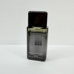 Pu&ograve; includere: Flacone di colonia rettangolare grigio scuro con tappo nero. Il flacone riporta la scritta "210CK" e "FROM THE HOUSE OF STETSON". La colonia &egrave; da 29,5 ml.