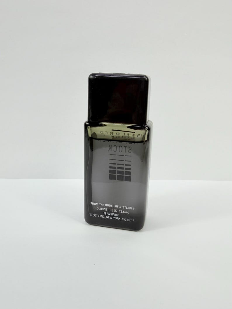 Pu&ograve; includere: Flacone di colonia rettangolare grigio scuro con tappo nero. Il flacone riporta la scritta "210CK" e "FROM THE HOUSE OF STETSON". La colonia &egrave; da 29,5 ml.