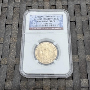 Può includere: Una moneta da 1 dollaro di Washington del 2007, color oro, classificata MS 65 Mint Error, racchiusa in un supporto di plastica trasparente. La moneta presenta un ritratto di George Washington. Il supporto include un'etichetta con la scritta "MISSING EDGE LETTERING".