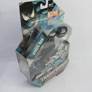 Puede incluir: Una figura de acci&oacute;n de Marvel Spider-Man empaquetada. El embalaje es azul y negro con el logotipo de Marvel y las palabras "Spider-Man" y "Vehicle to Hero Transformers". La figura es una motocicleta.