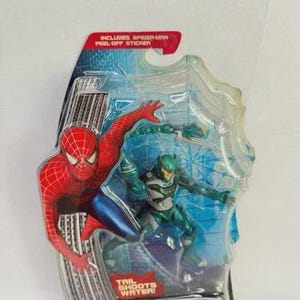 Puede incluir: Un juego de figuras de acci&oacute;n de Spider-Man con el personaje Poison Blast Scorpion. El embalaje incluye una pegatina despegable de Spider-Man. La figura est&aacute; en un embalaje de pl&aacute;stico transparente con un fondo de paisaje urbano.