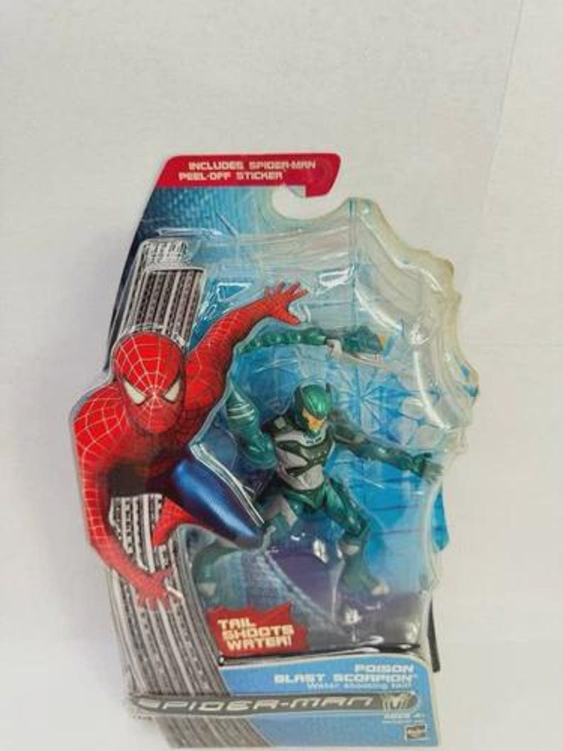 Puede incluir: Un juego de figuras de acci&oacute;n de Spider-Man con el personaje Poison Blast Scorpion. El embalaje incluye una pegatina despegable de Spider-Man. La figura est&aacute; en un embalaje de pl&aacute;stico transparente con un fondo de paisaje urbano.