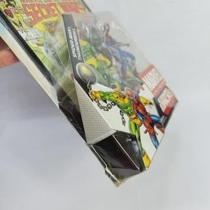 K&ouml;nnte beinhalten: Marvel Comics Actionfiguren-Set mit Spider-Man und Thunderball. Die Verpackung enth&auml;lt Comic-Kunst mit dem Titel "Marvel Super Heroes Secret Wars". Die Figuren sind durch ein transparentes Kunststofffenster sichtbar.