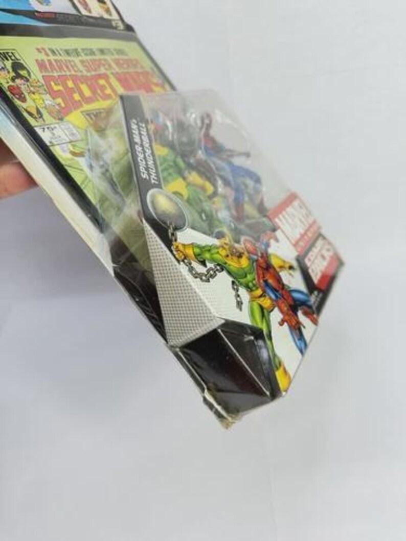 K&ouml;nnte beinhalten: Marvel Comics Actionfiguren-Set mit Spider-Man und Thunderball. Die Verpackung enth&auml;lt Comic-Kunst mit dem Titel "Marvel Super Heroes Secret Wars". Die Figuren sind durch ein transparentes Kunststofffenster sichtbar.