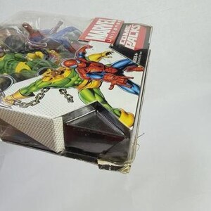 K&ouml;nnte beinhalten: Marvel Universe Comic Packs mit Actionfiguren von Spider-Man, Vision und anderen Charakteren. Die Verpackung enth&auml;lt das Marvel-Logo und die Worte "Comic Packs". Die Figuren befinden sich in einer transparenten Kunststoffverpackung.