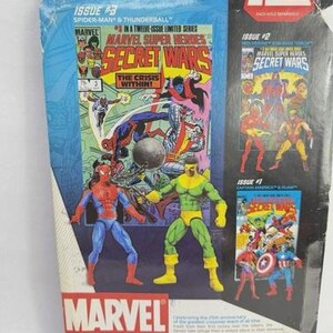 K&ouml;nnte beinhalten: Marvel Universe Actionfigur-Verpackung mit Spider-Man und Thunderball aus der Secret Wars-Serie. Die Verpackung enth&auml;lt Comic-Kunst und den Text "Issue #3". Die Figuren sind etwa 15 cm gro&szlig;.