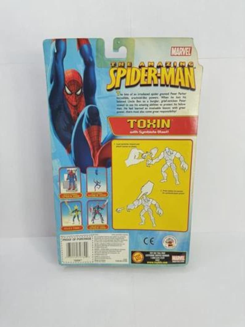 Puede incluir: La parte trasera de un paquete de figuras de acci&oacute;n de Marvel "The Amazing Spider-Man". El paquete presenta un gr&aacute;fico de Spider-Man azul y rojo, con la palabra "Toxin" en rojo y amarillo. El paquete tambi&eacute;n incluye im&aacute;genes de otros personajes.