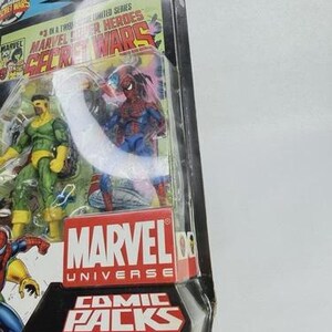 K&ouml;nnte beinhalten: Marvel Comic Packs Actionfiguren-Set mit Spider-Man und anderen Marvel Superhelden. Die Verpackung enth&auml;lt das Marvel-Logo und den Text "Secret Wars". Das Set ist f&uuml;r Kinder ab 4 Jahren geeignet.