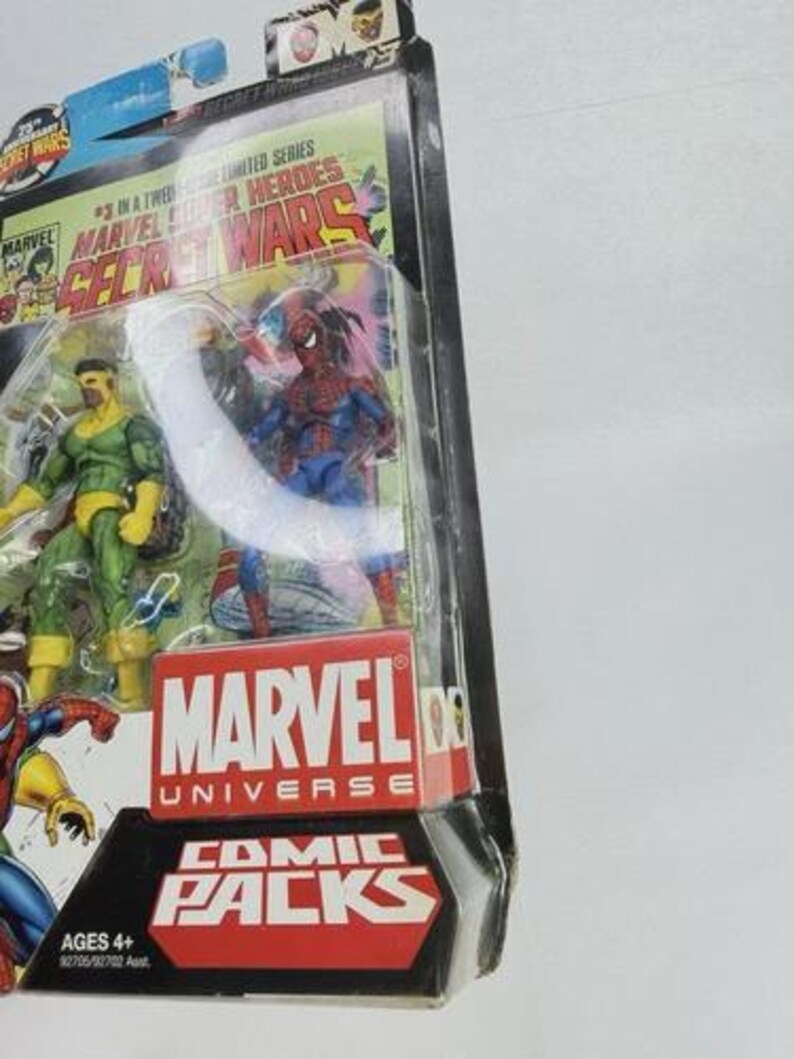 K&ouml;nnte beinhalten: Marvel Comic Packs Actionfiguren-Set mit Spider-Man und anderen Marvel Superhelden. Die Verpackung enth&auml;lt das Marvel-Logo und den Text "Secret Wars". Das Set ist f&uuml;r Kinder ab 4 Jahren geeignet.