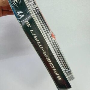 Peut inclure: Emballage scell&eacute; d'une figurine Spider-Man 3. L'emballage est noir avec des lettres argent&eacute;es et un logo d'araign&eacute;e blanc. La figurine est visible &agrave; travers le plastique transparent.