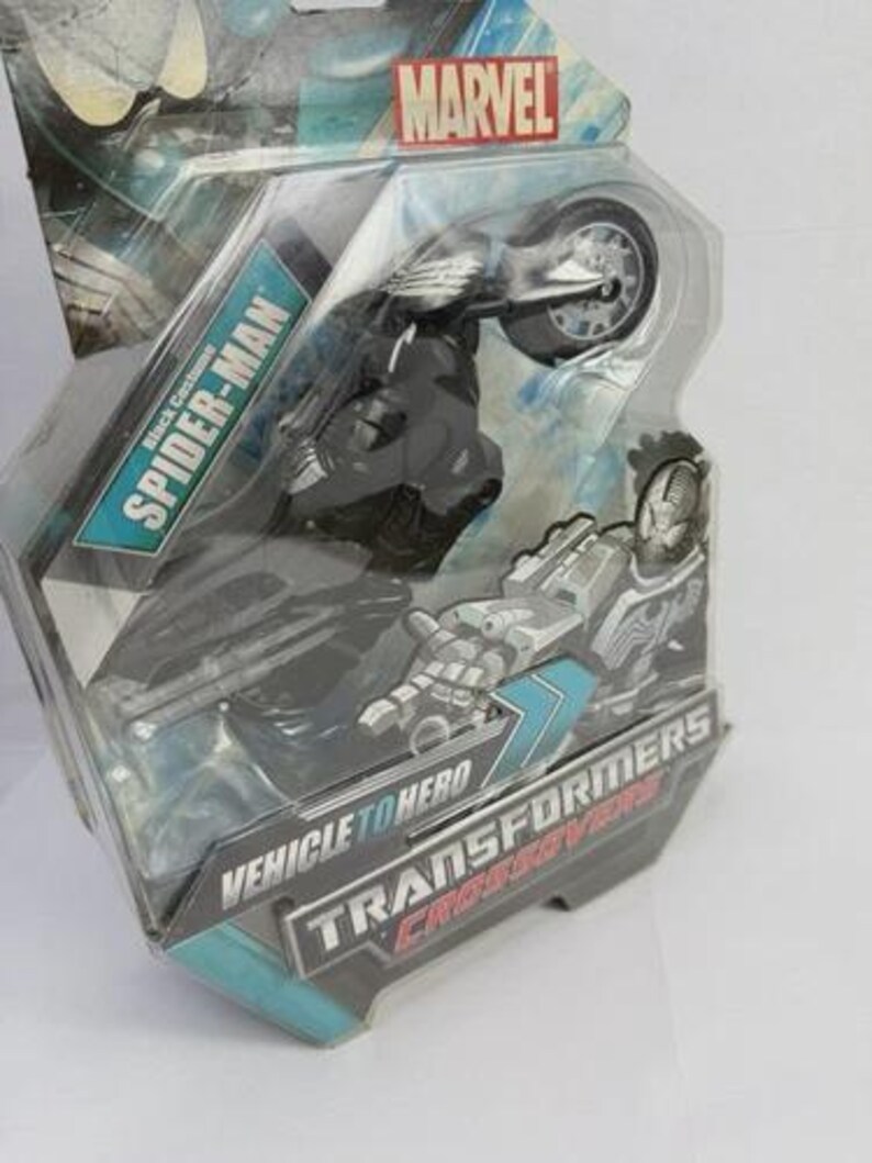 Puede incluir: Figura de acci&oacute;n de Marvel Spider-Man con traje negro, empaquetada como un juguete crossover Vehicle to Hero Transformers. El embalaje incluye el logotipo de Marvel y el nombre de Spider-Man.