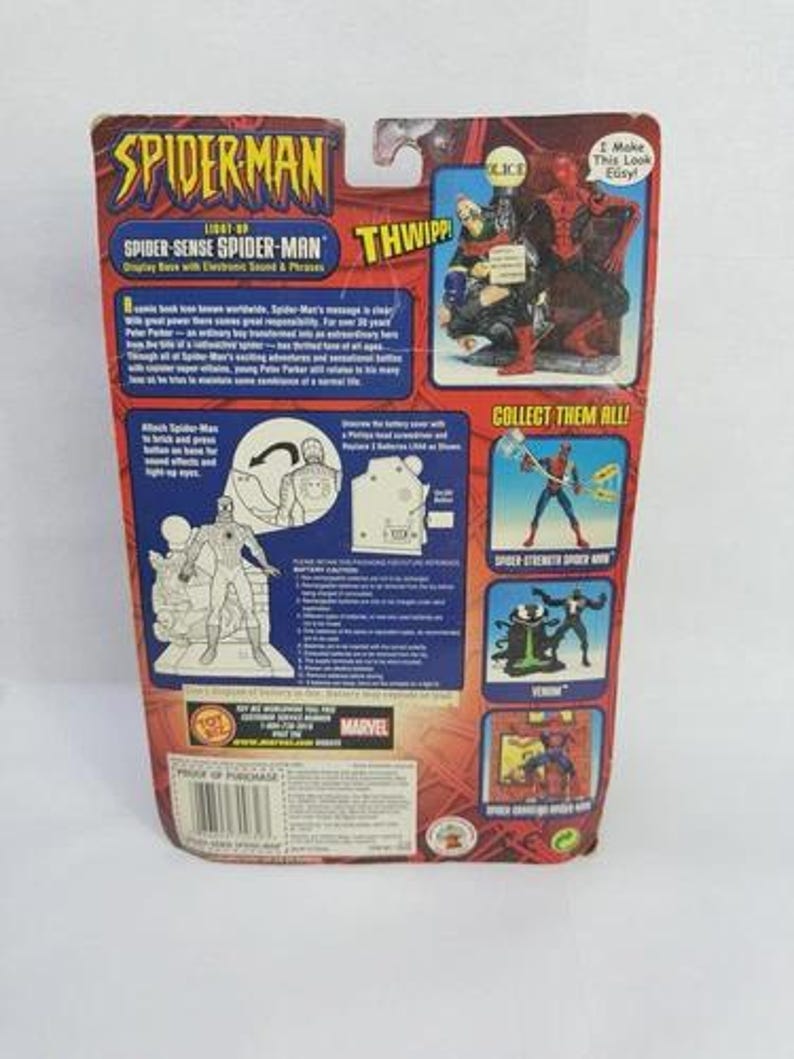 Peut inclure: Emballage vintage de figurine Spider-Man. L'emballage est principalement rouge et bleu, avec le logo Spider-Man et des illustrations de personnages. Le texte comprend "Spider-Sense Spider-Man" et "Collect Them All!"