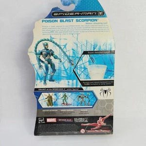 Puede incluir: La parte trasera de un paquete de figuras de acci&oacute;n de Spider-Man con Poison Blast Scorpion. El paquete tiene un dise&ntilde;o azul y blanco con una imagen de la figura de acci&oacute;n. El paquete tambi&eacute;n incluye el logotipo de Marvel y otros personajes de Spider-Man.