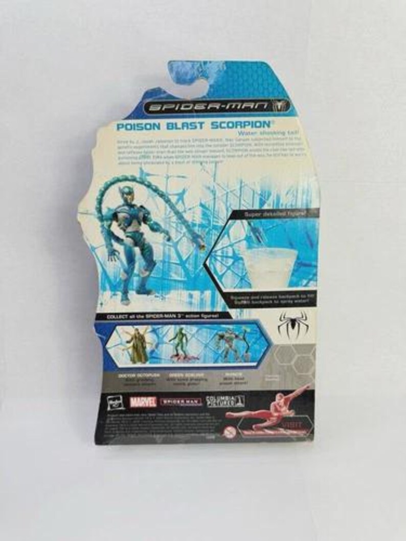 Puede incluir: La parte trasera de un paquete de figuras de acci&oacute;n de Spider-Man con Poison Blast Scorpion. El paquete tiene un dise&ntilde;o azul y blanco con una imagen de la figura de acci&oacute;n. El paquete tambi&eacute;n incluye el logotipo de Marvel y otros personajes de Spider-Man.