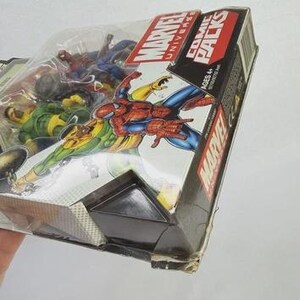 K&ouml;nnte beinhalten: Ein Marvel Universe Comic Packs Box-Set mit Actionfiguren von Spider-Man und anderen Charakteren. Die Verpackung ist schwarz und rot mit dem Marvel-Logo und Charakterillustrationen. Die Figuren sind durch ein transparentes Kunststofffenster sichtbar.