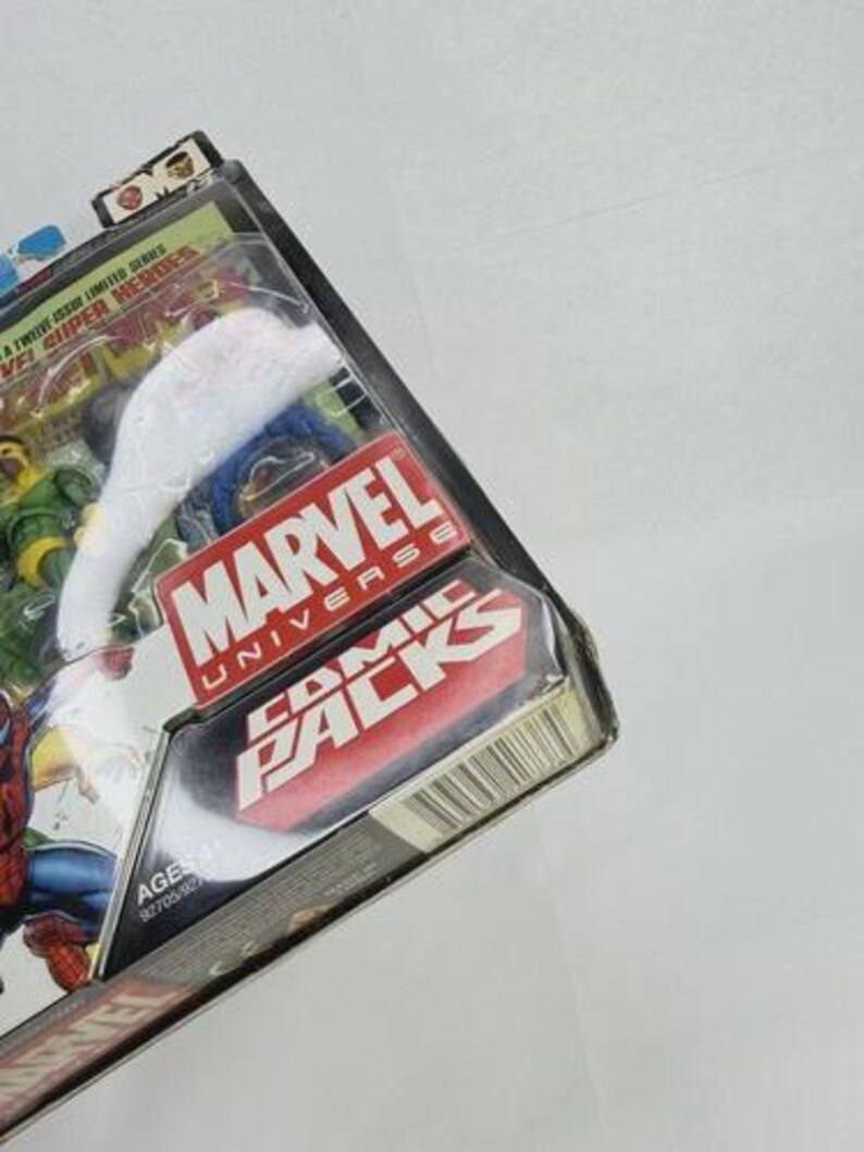 K&ouml;nnte beinhalten: Marvel Universe Comic Packs Actionfiguren-Set. Die Verpackung zeigt das Marvel-Logo und die Worte "Comic Packs". Das Set enth&auml;lt mehrere Actionfiguren. Die Verpackung besteht aus transparentem Kunststoff und Pappe.