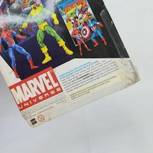 K&ouml;nnte beinhalten: Marvel Universe Actionfiguren mit Spider-Man, Captain America und anderen Comicfiguren. Die Verpackung enth&auml;lt Comic-Kunst und das Marvel Universe-Logo. Die Figuren befinden sich in ihrer Originalverpackung.