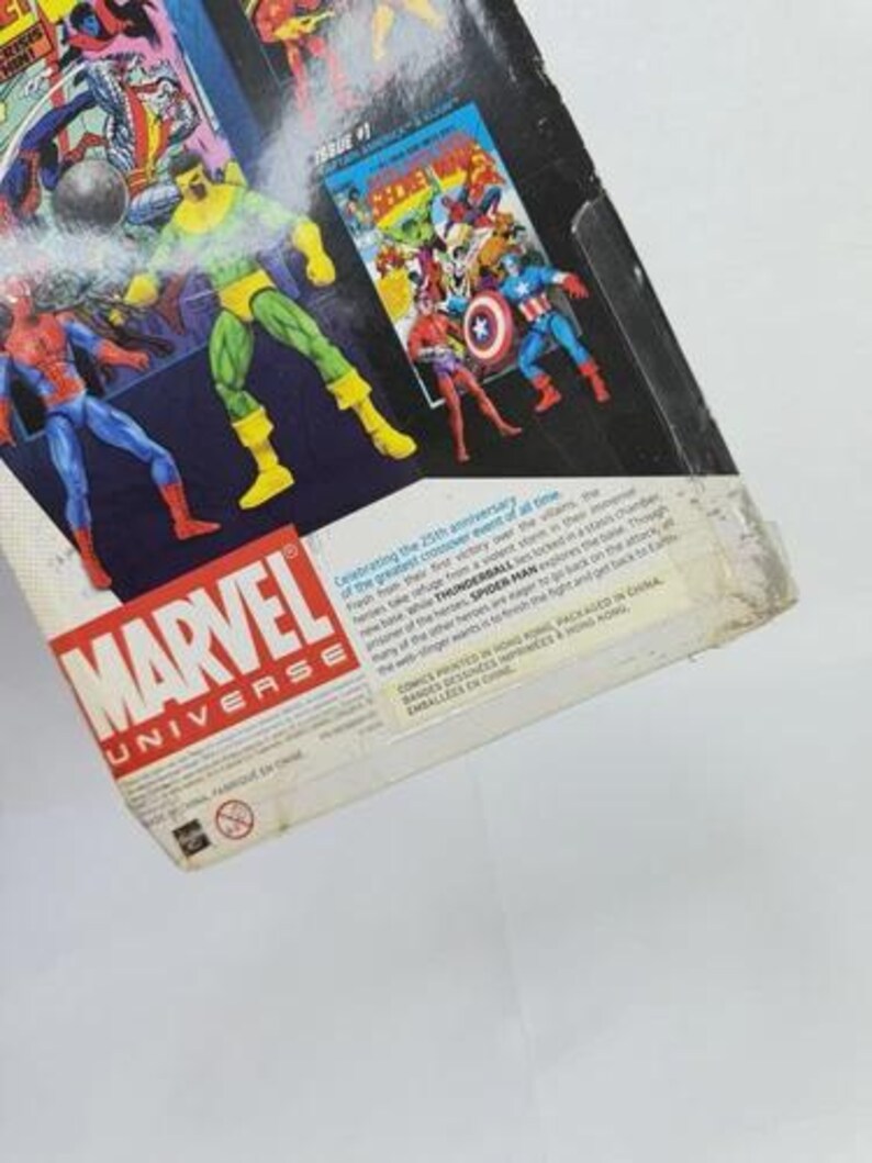 K&ouml;nnte beinhalten: Marvel Universe Actionfiguren mit Spider-Man, Captain America und anderen Comicfiguren. Die Verpackung enth&auml;lt Comic-Kunst und das Marvel Universe-Logo. Die Figuren befinden sich in ihrer Originalverpackung.