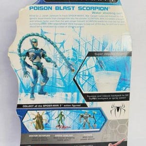 Puede incluir: Parte trasera de un paquete de figuras de acci&oacute;n de Spider-Man. El paquete presenta el texto "POISON BLAST SCORPION" e incluye una figura de acci&oacute;n azul y verde. El paquete tambi&eacute;n muestra otras figuras de acci&oacute;n y el logotipo de Marvel.