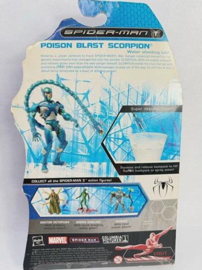 Puede incluir: Parte trasera de un paquete de figuras de acci&oacute;n de Spider-Man. El paquete presenta el texto "POISON BLAST SCORPION" e incluye una figura de acci&oacute;n azul y verde. El paquete tambi&eacute;n muestra otras figuras de acci&oacute;n y el logotipo de Marvel.