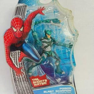 Puede incluir: Un set de figuras de acci&oacute;n de Spider-Man con la figura de Poison Blast Scorpion con cola que dispara agua. El embalaje incluye una pegatina despegable de Spider-Man y est&aacute; dise&ntilde;ado para mayores de 4 a&ntilde;os.