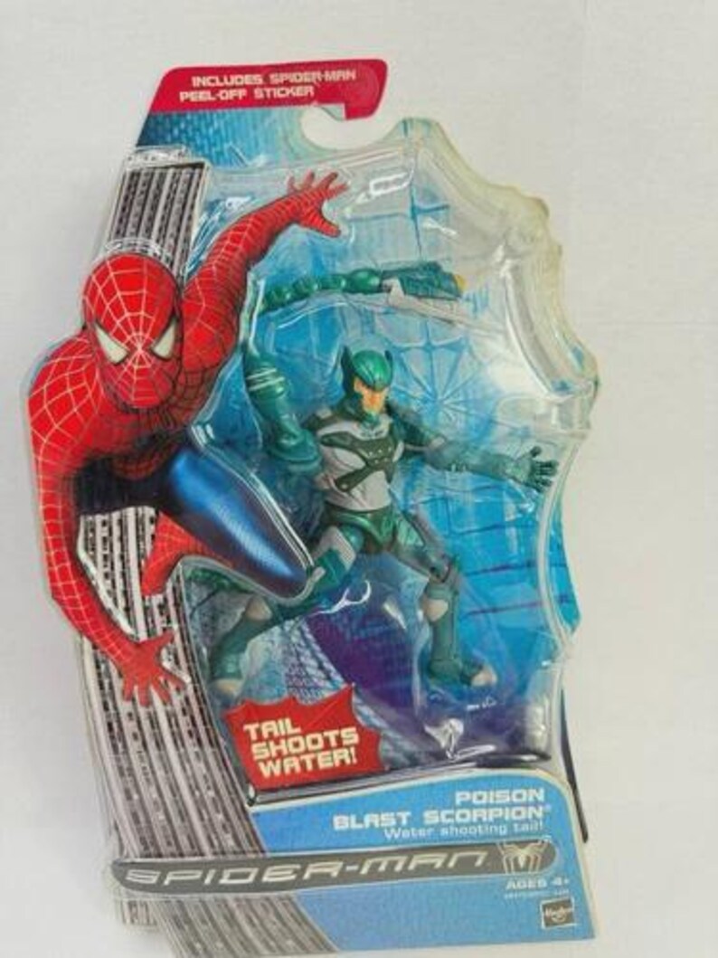 Puede incluir: Un set de figuras de acci&oacute;n de Spider-Man con la figura de Poison Blast Scorpion con cola que dispara agua. El embalaje incluye una pegatina despegable de Spider-Man y est&aacute; dise&ntilde;ado para mayores de 4 a&ntilde;os.