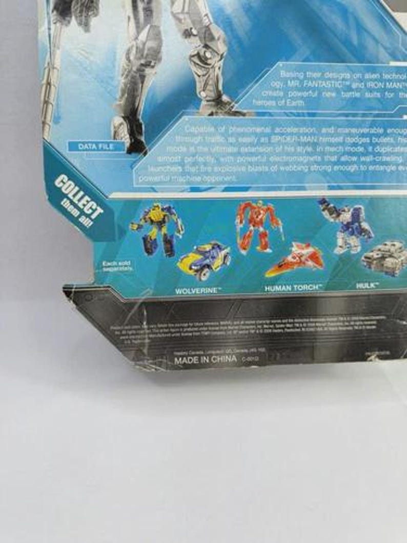 Puede incluir: Un paquete de figuras de acci&oacute;n de juguete con un dise&ntilde;o azul y plateado. El paquete presenta im&aacute;genes de varias figuras de acci&oacute;n, incluyendo a Wolverine, Human Torch y Hulk. El texto "COLLECT them all!" es visible.