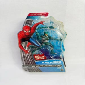 Puede incluir: Figura de acci&oacute;n de Spider-Man en un paquete de pl&aacute;stico transparente. La figura es roja y azul, con una figura de Poison Blast Scorpion a juego. El paquete incluye una pegatina despegable y el texto "Tail Shoots Water!"