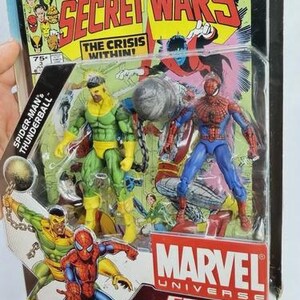 K&ouml;nnte beinhalten: Marvel Universe Comic Packs mit Spider-Man und Thunderball Actionfiguren. Die Verpackung enth&auml;lt Comic-Kunst mit dem Titel "Secret Wars" und dem Marvel-Logo. Die Figuren sind in leuchtenden Farben gehalten.