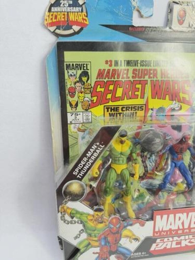 K&ouml;nnte beinhalten: Marvel Universe Comic Packs mit Spider-Man und Thunderball Actionfiguren. Die Verpackung enth&auml;lt ein Comic-Cover mit dem Text "Secret Wars" und "The Crisis Within!". Die Figuren befinden sich in einer transparenten Kunststoffverpackung mit blauem und gelbem Hintergrund.
