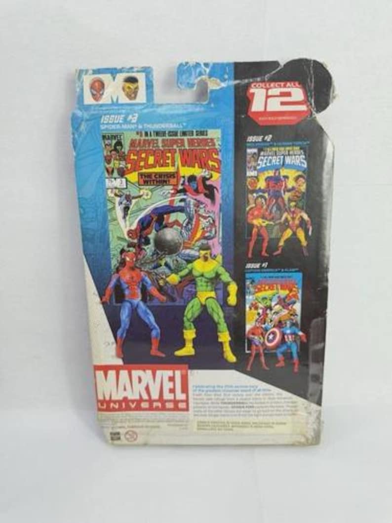 K&ouml;nnte beinhalten: Marvel Universe Actionfigur-Verpackung mit Spider-Man und Thunderball. Die Verpackung enth&auml;lt Comic-Kunst aus Secret Wars, Ausgabe Nr. 2 und Ausgabe Nr. 1. Die Verpackung ist blau und wei&szlig; mit dem Marvel-Logo.