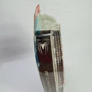 Peut inclure: Une figurine Spider-Man 3 dans son emballage d'origine. L'emballage est en plastique transparent avec un design rouge et noir. Le logo Spider-Man est visible &agrave; l'avant. Le texte "Spider-Man 3" est imprim&eacute; sur le c&ocirc;t&eacute;.