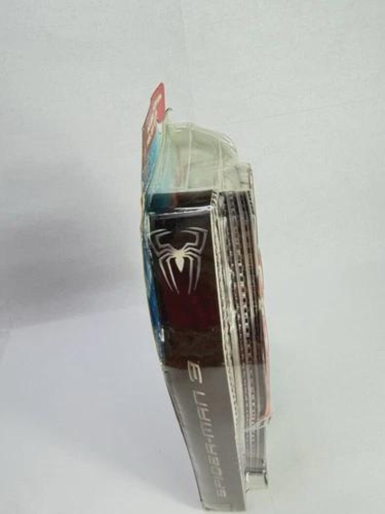 Peut inclure: Une figurine Spider-Man 3 dans son emballage d'origine. L'emballage est en plastique transparent avec un design rouge et noir. Le logo Spider-Man est visible &agrave; l'avant. Le texte "Spider-Man 3" est imprim&eacute; sur le c&ocirc;t&eacute;.