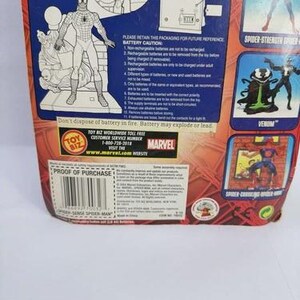 Peut inclure: Emballage de figurine Spider-Man. L'emballage est principalement rouge, bleu et blanc, avec des illustrations de Spider-Man et d'autres personnages. Le texte comprend "Spider-Sense Spider-Man" et "Marvel".