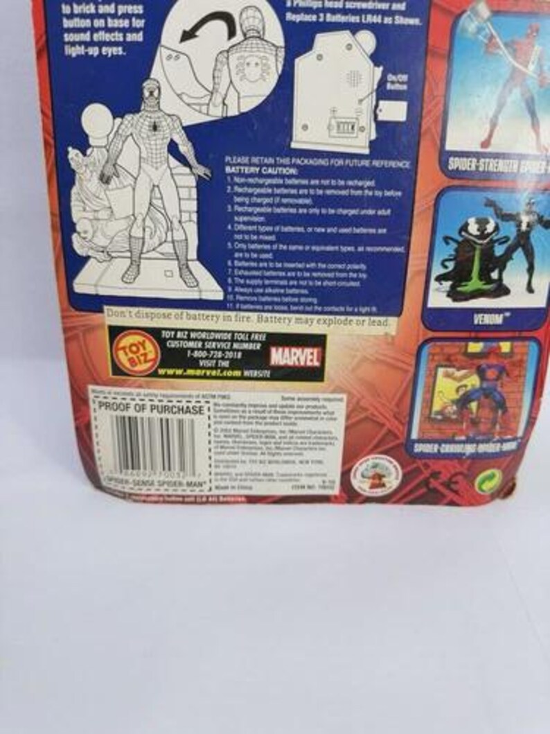 Peut inclure: Emballage de figurine Spider-Man. L'emballage est principalement rouge, bleu et blanc, avec des illustrations de Spider-Man et d'autres personnages. Le texte comprend "Spider-Sense Spider-Man" et "Marvel".