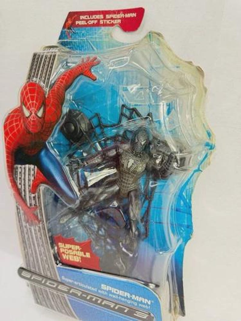 Peut inclure: Figurine Spider-Man dans un emballage plastique transparent. La figurine est noire et argent&eacute;e, avec un graphisme Spider-Man rouge et bleu sur l'emballage. L'emballage comprend le texte "Spider-Man 3" et "Super Posable Web!"